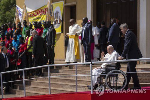 남수단 찾은 교황(주바 AP=연합뉴스) 프란치스코 교황이 4일(현지시간) 남수단 주바의 성당을 찾아 환영 인파를 향해 손을 흔들고 있다. 2023.2.4 photo@yna.co.kr