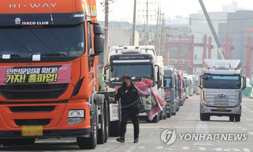 철거되는 현수막(의왕=연합뉴스) 홍기원 기자 = 화물연대가 파업을 종료하고 현장 복귀를 결정한 작년 12월 9일 경기도 의왕시 내륙컨테이너기지(ICD) 앞에서 관계자가 도로에 세워둔 화물차들에 붙어있던 파업 관련 현수막을 철거하고 있다. 2022.12.9 xanadu@yna.co.kr