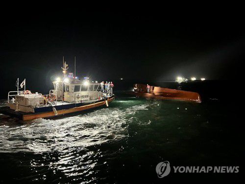 어선 전복 사고 실종자 수색하는 해경(신안=연합뉴스) 5일 오전 전남 신안군 임자면 재원리 대비치도 서쪽 16.6㎞ 해상에서 목포해경 대원들이 어선 전복 사고 실종자를 수색하고 있다. 2023.2.5 [목포해경 제공. 재판매 및 DB 금지] areum@yna.co.kr