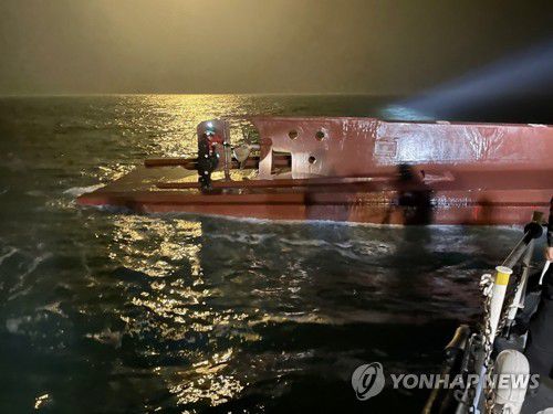 전복 어선 내부 확인하는 해경대원(신안=연합뉴스) 5일 오전 전남 신안군 임자면 재원리 대비치도 서쪽 16.6㎞ 해상에서 목포해경 대원들이 전복된 어선에 올라 선체 내부에 실종자들이 있는지 반응을 확인하고 있다. 2023.2.5 [목포해경 제공. 재판매 및 DB 금지] areum@yna.co.kr
