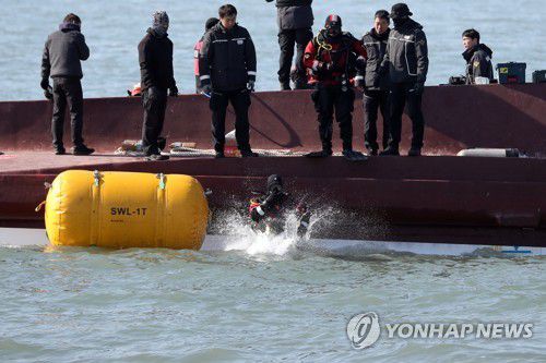 잠수구조사 투입(신안=연합뉴스) 정회성 기자 = 5일 낮 전남 신안군 임자면 재원리 대비치도 서쪽 해상에서 해군과 해경 수색·구조대가 청보호 전복사고 실종자를 찾고 있다. 24t급 인천 선적 통발어선 청보호는 전날 오후 11시 19분께 전남 신안군 임자면 재원리 대비치도 서쪽 16.6㎞ 해상에서 전복됐다. 승선원 12명 중 3명이 구조됐으나 9명은 실종됐다. 2023.2.5 hs@yna.co.kr