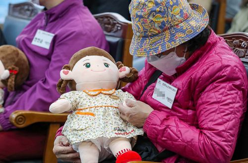 홀몸 어르신 위한 인공지능 말벗 인형 '천사친구 효돌·효순이'[대전 동구 제공. 재판매 및 DB 금지]