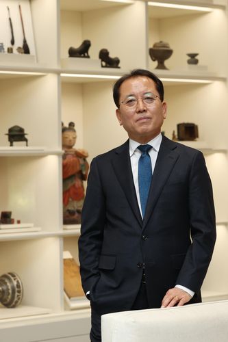 윤성용 국립중앙박물관장    (서울=연합뉴스) 강민지 기자 = 윤성용 국립중앙박물관장이 서울 용산구 국립중앙박물관에서 진행된 연합뉴스와의 인터뷰에서 포즈를 취하고 있다. 2023.2.6      mjkang@yna.co.kr