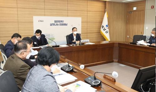 정례회의 주재하는 명현관 해남군수[해남군 제공·재판매 및 DB 금지]