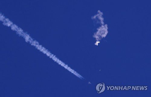 지난 4일 미 전투기의 미사일에 의해 격추되는 중국 '정찰' 풍선[AP 연합뉴스 자료사진. 채드 피시 제공·재판매 및 DB 금지]