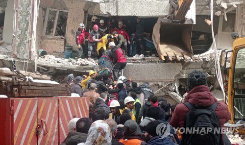 강진으로 무너진 튀르키예 남동부 디야르바키르의 건물에서 생존자를 구출하는 모습. [EPA 연합뉴스 자료사진. 재판매 및 DB 금지]