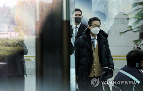 공수처, 대검 서버 2차 압수수색(서울=연합뉴스) 김인철 기자 = 고위공직자 범죄수사처(공수처) 수사 관계자들이 2021년 11월 29일 오전 서울 서초구 대검찰청에서 '이성윤 서울고검장 공소장 유출 의혹'과 관련한 서버 압수수색을 위해 청사로 들어서는 모습 [연합뉴스 자료사진]