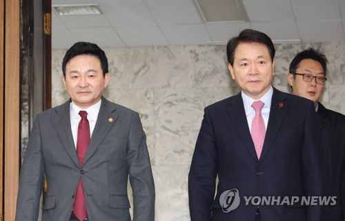 화물 운송산업 정상화 방안 당정협의회 참석하는 원희룡과 성일종(서울=연합뉴스) 하사헌 기자 = 원희룡 국토교통부 장관과 국민의힘 성일종 정책위의장이 6일 오전 서울 여의도 국회에서 열린 화물 운송산업 정상화 방안 당정협의회에 참석하고 있다. 2023.2.6 toadboy@yna.co.kr