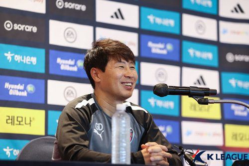 기자회견 하는 김기동 감독(제주=연합뉴스) 프로축구 포항 스틸러스의 김기동 감독이 6일 제주 서귀포칼호텔에서 진행된 '2023 K리그 동계 전지 훈련 미디어 캠프'에서 기자회견 하고 있다. 2023.2.6 [한국프로축구연맹 제공. 재판매 및 DB 금지] photo@yna.co.kr