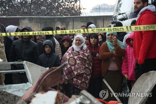 튀르키예 붕괴 건물 구조작업 지켜보는 주민들(디야르바크르[튀르키예] 로이터=연합뉴스) 6일(현지시간) 규모 7.8 강진으로 무너진 튀르키예 남동부 디야르바크르의 건물 앞에서 주민들이 구조 작업을 지켜보고 있다. 2023.02.06 clynnkim@yna.co.kr