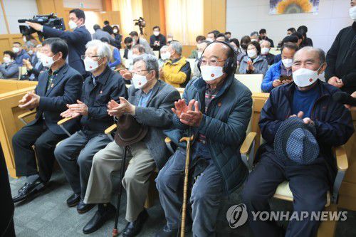 제주4·3 특별재심 '전원 무죄'(제주=연합뉴스) 29일 제주지법에서 열린 4·3 당시 국가보안법 위반 등으로 옥살이를 했던 생존희생자 고태명(90)씨 등 33명에 대한 특별재심 공판에서 전원 무죄가 선고되자 청구인들이 박수를 치고 있다. 2022.3.29 [제주도사진기자회] atoz@yna.co.kr [연합뉴스 자료사진]