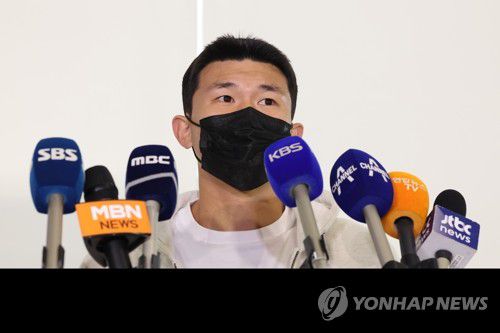 소속팀 복귀하는 김민재(영종도=연합뉴스) 김주성 기자 = 축구 국가대표 수비수 김민재가 지난해 12월 14일 오후 소속팀으로 복귀하기 위해 인천국제공항을 통해 출국하기에 앞서 취재진의 질문에 답하고 있다. 2022.12.14 utzza@yna.co.kr