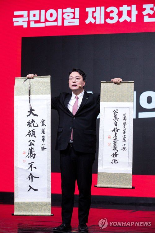 비전 발표하는 천하람 당 대표 후보(서울=연합뉴스) 국민의힘 천하람 당 대표 후보가 7일 오전 서울 강서구 한 방송 스튜디오에서 열린 국민의힘 제3차 전당대회 후보자 비전 발표회에서 비전발표를 하고 있다. 이날 천 후보는 '대통령 공천 불개입'과 '공천 자격 고사 의무화'가 적힌 두가지 비책을 공개했다. 2023.2.7 [국회사진기자단] toadboy@yna.co.kr