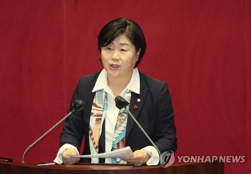 서영교 대정부 질문(서울=연합뉴스) 이정훈 기자 = 더불어민주당 서영교 의원이 7일 오후 열린 국회 본회의에서 경제분야 대정부 질문을 하고 있다. 2023.2.7 uwg806@yna.co.kr