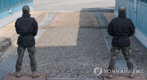 군사분계선 지키는 한국군(파주=연합뉴스) 서대연 기자 = 6·25전쟁 정전 70주년을 맞은 가운데 7일 오후 경기도 파주시 판문점 군사분계선 앞에서 국군 장병들이 근무하고 있다. 2023.2.7 dwise@yna.co.kr