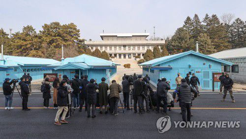 판문점 찾은 취재진(파주=연합뉴스) 서대연 기자 = 6·25전쟁 정전 70주년을 맞은 가운데 7일 오후 경기도 파주시 판문점에서 취재진이 설명을 듣고 있다. 2023.2.7 dwise@yna.co.kr