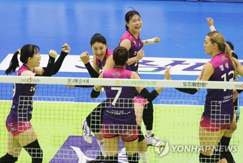 기뻐하는 흥국생명 선수들(수원=연합뉴스) 홍기원 기자 = 7일 경기도 수원실내체육관에서 열린 프로배구 V리그 여자부 현대건설 힐스테이트와 흥국생명 핑크스파이더스의 경기. 득점에 성공한 흥국생명 선수들이 기뻐하고 있다. 2023.2.7 xanadu@yna.co.kr