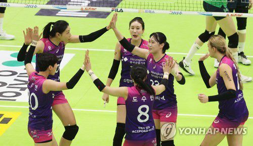 기뻐하는 흥국생명 선수들(수원=연합뉴스) 홍기원 기자 = 7일 경기도 수원실내체육관에서 열린 프로배구 V리그 여자부 현대건설 힐스테이트와 흥국생명 핑크스파이더스의 경기. 득점에 성공한 흥국생명 선수들이 기뻐하고 있다. 2023.2.7 xanadu@yna.co.kr