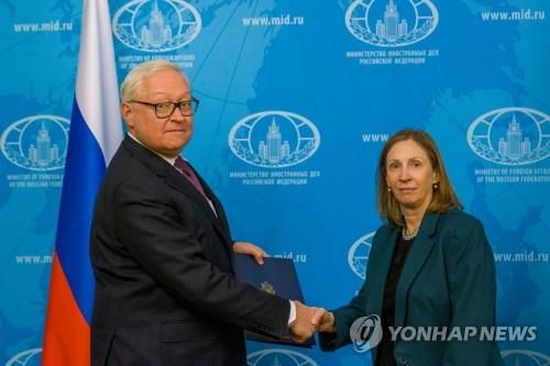 세르게이 랴브코프 러 외무차관(좌)과 린 트레이시 주러시아 미국 대사(우)