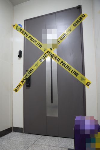 멍든 채 숨진 초등생 살던 아파트(인천=연합뉴스) 최은지 기자 = 2일 온몸에 멍든 채 숨진 초등학생 A(12)군이 살던 인천시 남동구 한 아파트 현관 앞에 자전거들이 놓여 있다. 경찰은 아동학대치사 혐의로 친부 B(39)씨와 계모 C(42)씨를 긴급체포해 조사하고 있다. 2023.2.8 chamse@yna.co.kr (끝)