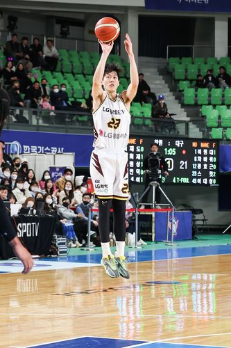 슛하는 LG 정인덕.[KBL 제공. 재판매 및 DB 금지]