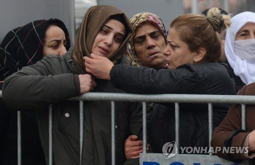 수색 지켜보며 눈물짓는 현지 주민 (카라만마라슈 AFP=연합뉴스) 7일(현지시간) 튀르키예 카라만마라슈에서 수색 작업을 지켜보며 눈물짓는 주민들. 2023.2.8