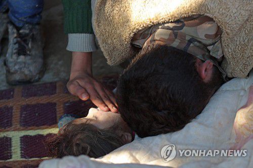 어린 딸의 시신 위에서 오열하는 시리아 주민(진데리스 AFP=연합뉴스) 7일(현지시간) 시리아 북서부 알레포주 아프린시 진데리스 마을에서 딸의 시신에 고개를 묻은 채 오열하는 아버지의 모습. 2023.2.8