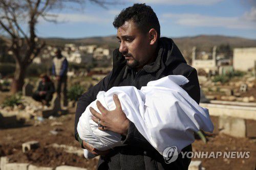 자식을 매장하기 위해 묘지로 향하는 주민(진데리스 AP=연합뉴스) 7일(현지시간) 시리아 북서부 알레포주 아프린시 진데리스 마을에서 한 주민이 지진으로 숨진 아기를 안고 묘지로 향하고 있다. 2023.2.8