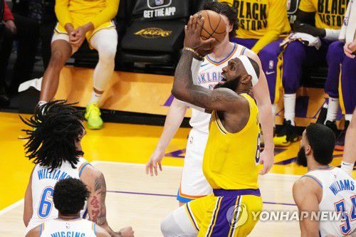 슛 시도하는 제임스[EPA=연합뉴스]