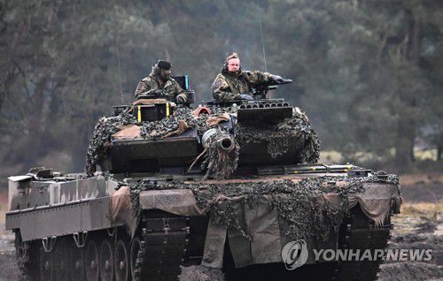 레오파르트2 전차 탄 독일 국방장관[로이터 연합뉴스 자료사진. 재판매 및 DB 금지]