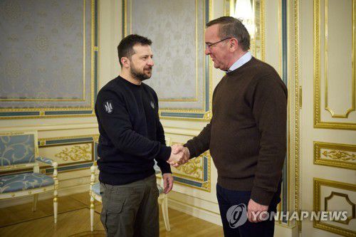 젤렌스키 대통령과 악수하는 피스토리우스 독일 국방장관[우크라이나 국방부 제공 로이터 연합뉴스 자료사진. 재판매 및 DB 금지]