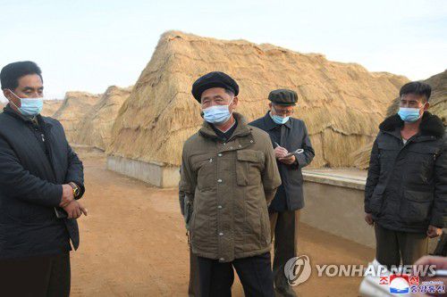 북한 김덕훈 내각총리, 청단군 심평농장 시찰(평양 조선중앙통신=연합뉴스) 북한 김덕훈 내각총리가 청단군 심평농장을 현지에서 요해(파악) 했다고 조선중앙통신이 16일 보도했다. 사진은 김덕훈(왼쪽 두번째)이 청단군 심평농장을 둘러보는 모습. 2022.11.16      [국내에서만 사용가능. 재배포 금지. For Use Only in the Republic of Korea. No Redistribution] nkphoto@yna.co.kr