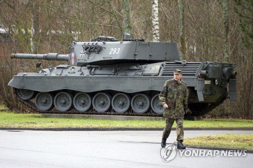 독일, 우크라에 레오파르트1 전차 수출 승인(지크마링겐 AP·DPA=연합뉴스) 독일 정부가 레오파르트1 주력전차의 우크라이나 수출을 승인했다고 독일 정부 대변인이 3일(현지시간) 밝혔다. 우크라이나에 레오파르트2 전차를 보낸다고 밝힌 데 이어 이전 모델인 레오파트르1 지원도 추진하는 것으로 보인다. 사진은 2012년 1월 10일 독일 지크마링겐의 한 군 막사에 전시된 레오파르트1 A4 전차의 모습. [자료사진] 2023.02.03 jason3669@yna.co.kr
