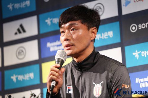 기자회견 하는 남기일 감독(서귀포=연합뉴스) 프로축구 K리그1 제주 유나이티드의 남기일 감독이 지난 7일 제주 서귀포 빠레브호텔에서 진행된 '2023 K리그 동계 전지 훈련 미디어 캠프'에서 기자회견 하고 있다. 2023.2.7 [한국프로축구연맹 제공. 재판매 및 DB 금지] photo@yna.co.kr
