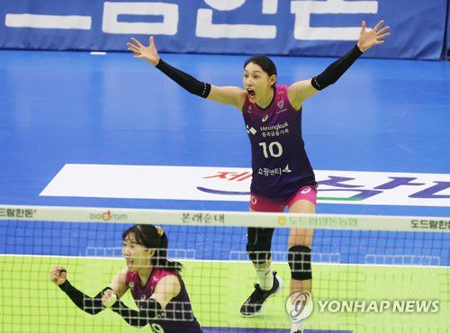 환호하는 김연경(수원=연합뉴스) 홍기원 기자 = 7일 경기도 수원실내체육관에서 열린 프로배구 V리그 여자부 현대건설 힐스테이트와 흥국생명 핑크스파이더스의 경기. 흥국생명 김연경이 팀 득점 성공에 기뻐하고 있다. 2023.2.7 xanadu@yna.co.kr