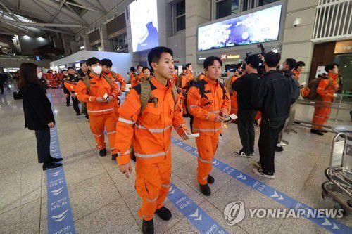 대한민국 긴급구호대, 튀르키예로 출국(영종도=연합뉴스) 김도훈 기자 = 튀르키예 지진 실종자 수색 등을 위한 대한민국 긴급구호대(KDRT) 대원들이 7일 오후 인천국제공항 제1여객터미널에서 출정식을 마친 뒤 탑승을 위해 이동하고 있다.      정부는 외교부, 소방청, 코이카(한국국제협력단), 국방부 등으로 구성된 110여 명의 긴급구호대를 튀르키예로 파견한다. 2023.2.7 superdoo82@yna.co.kr