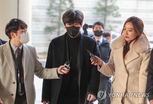 공판 출석하는 남욱 변호사(서울=연합뉴스) 윤동진 기자 =  남욱 변호사가 8일 오전 서초구 서울중앙지방법원에서 열리는 위례신도시 개발 특혜 의혹 관련 1심 2회 공판에 출석하기 위해 차에서 내리고 있다. 2023.2.8 [공동취재] photo@yna.co.kr