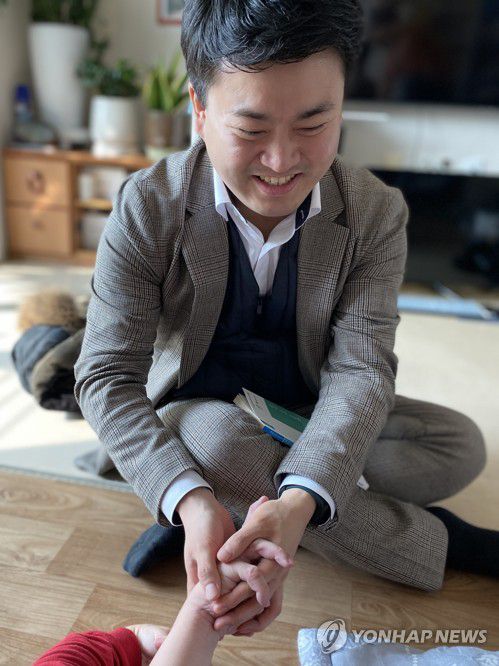 성폭행 피해 뇌병변장애인과 변호사의 '맞잡은 손'(춘천=연합뉴스) 박영서 기자 = 장애인의 자립생활을 지원해야 할 활동지원사로부터 성폭행을 당한 뇌병변장애인 정모(52)씨와 그의 변호를 맡았던 대한법률구조공단 춘천지부 소속 박성태(34) 변호사가 지난 7일 정씨 집에서 만나 손을 맞잡고 있다.     박 변호사는 정씨 사건의 피해자 국선변호사로서 사건 초기 단계부터 정씨 편에 서서 그를 보호하고 가해자가 징역 10년을 받는 데 앞장섰다. 2023.2.8 conanys@yna.co.kr