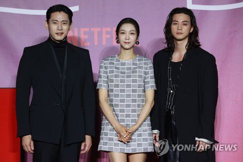 '연애대전' 주역들(서울=연합뉴스) 진연수 기자 = 배우 유태오(왼쪽부터), 김옥빈, 김지훈이 8일 서울 용산구 CGV용산아이파크몰에서 열린 넷플릭스 오리지널 드라마 '연애대전' 제작발표회에서 포즈를 취하고 있다. 2023.2.8 jin90@yna.co.kr