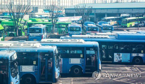 서울버스(서울=연합뉴스) 홍해인 기자 = 8일 서울의 한 버스 공영차고지에 버스들이 정차해 있다. 2023.2.8 hihong@yna.co.kr