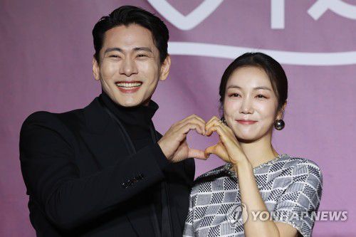 유태오-김옥빈, 미남미녀(서울=연합뉴스) 진연수 기자 = 배우 유태오(왼쪽)와 김옥빈이 8일 서울 용산구 CGV용산아이파크몰에서 열린 넷플릭스 오리지널 드라마 '연애대전' 제작발표회에서 포즈를 취하고 있다. 2023.2.8 jin90@yna.co.kr