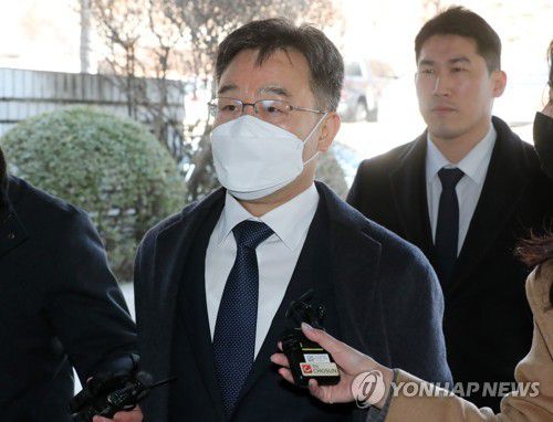 김만배, 1심 선고 공판 출석(서울=연합뉴스) 윤동진 기자 = 뇌물공여 혐의로 기소된 화천대유자산관리 대주주 김만배 씨가 8일 오후 서울 서초구 서울중앙지법에서 열린 대장동 개발 사업 로비·특혜 의혹 관련 1심 선고 공판에 출석하고 있다. 2023.2.8 [공동취재] mon@yna.co.kr