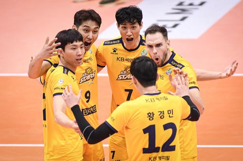 승리 후 기뻐하는 KB손보 선수들[한국배구연맹 제공. 재판매 및 DB 금지]