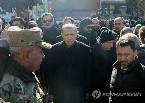 피해현장 방문한 에르도안 대통령(카라만마라슈 AFP=연합뉴스) 8일(현지시간) 튀르키예의 레제프 타이이프 에르도안 대통령이 강진이 덮친 남동부 카라만마라슈를 찾은 모습. 2023.2.8