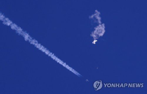 격추된 중국 풍선과 미 공군 F-22 전투기[AP 연합뉴스자료사진. 재판매 및 DB 금지]