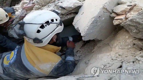 시리아 비스니아 지역에서 잔해 더미를 헤치며 생존자를 찾고 있는 구조대원들 [로이터=연합뉴스]