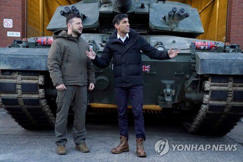 영국과 우크라 정상(런던 로이터=연합뉴스) 리시 수낵 영국 총리와 볼로디미르 젤렌스키 우크라이나 대통령이 8일(현지시간) 우크라이나 군인들이 영국 챌린저2 주력전차 훈련을 받는 현장을 둘러보고 있다. 2023.2.8 photo@yna.co.kr