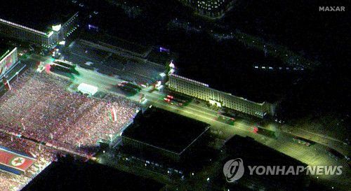 북한 열병식 장면(로이터=연합뉴스) 지난 8일 북한 평양 김일성광장에서 열린 건군절 75주년 기념 열병식을 미국 상업위성 업체 맥사 테크놀로지가 촬영한 사진. [재판매 및 DB 금지]