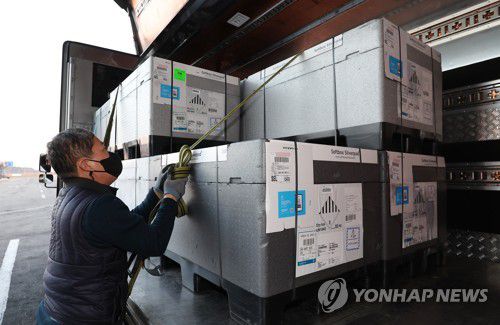 만4세 이하 영유아를 위한 코로나 백신(영종도=연합뉴스) 김도훈 기자 = 12일 인천국제공항 화물터미널에서 관계자가 이날 처음 들어온 영유아용 화이자 코로나19 백신을 수송 차량에 싣고 있다.      이번에 들어온 백신은 생후 6개월부터 만 4세까지를 대상으로 한 영유아용 화이자 단가백신으로 40만회 분이 도입됐다. 2023.1.12 superdoo82@yna.co.kr