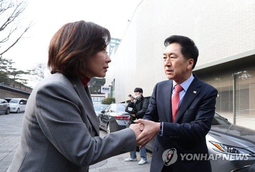 인사 나누는 김기현-나경원(서울=연합뉴스) 이지은 기자 = 국민의힘 김기현 당 대표 후보와 나경원 전 의원이 7일 오후 서울 중구 달개비 앞에서 전당대회 관련 입장을 발표한 뒤 인사를 나누고 있다. 2023.2.7 jieunlee@yna.co.kr